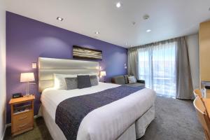 Uma cama ou camas num quarto em Tides Hotel