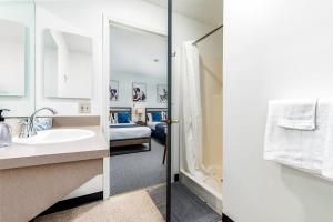 Vonios kambarys apgyvendinimo įstaigoje CozySuites CWE Double Queen Suite