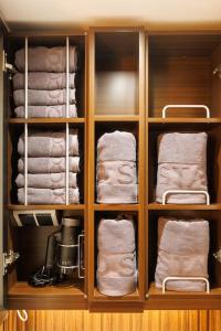 um armário de madeira com toalhas e toalhas em Wecostay Gangnam em Seul