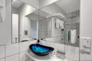 Uma casa de banho em Tides Hotel
