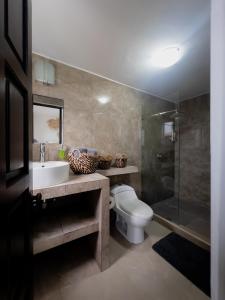 Ένα μπάνιο στο Casa Galeria Beach Front