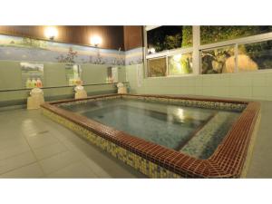 una gran piscina de agua en una habitación en Yoro Onsen Honkan - Vacation STAY 09626v en Onomichi
