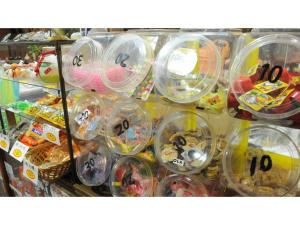 un estante lleno de cúpulas de plástico llenas de juguetes en Yoro Onsen Honkan - Vacation STAY 09626v en Onomichi