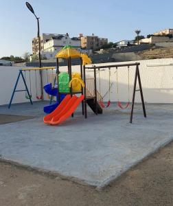 Ein Kinderspielbereich in der Unterkunft منتجع السالم بالهدا