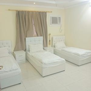 En eller flere senger på et rom på منتجع السالم بالهدا