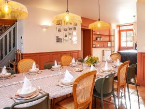 une salle à manger avec une grande table et des chaises dans l'établissement Gîte Déols, 6 pièces, 14 personnes - FR-1-591-167, à Déols