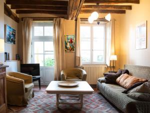 een woonkamer met een bank, stoelen en een tafel bij Gîte Mareil-sur-Loir, 3 pièces, 6 personnes - FR-1-410-126 in Mareil-sur-Loir