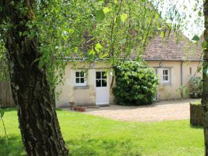 una casa con un árbol delante de ella en Gîte Mareil-sur-Loir, 3 pièces, 6 personnes - FR-1-410-126, en Mareil-sur-Loir