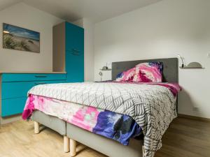 a bedroom with a bed and a blue cabinet at Maison récente à 200 m de la plage avec jardin clos, terrasse, vélos et wifi à Mesquer - FR-1-306-1265 in Mesquer