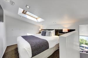 Uma cama ou camas num quarto em Tides Hotel