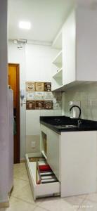 uma cozinha com um lavatório e uma bancada em Quitinete ACONCHEGANTE no Rio de Janeiro