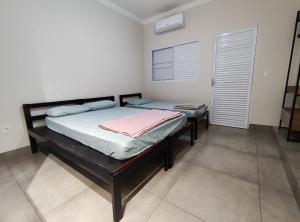 - une chambre avec 2 lits dans l'établissement Apto Mobiliado Ar Cond Residencial Rios, à Barretos