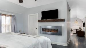 Postel nebo postele na pokoji v ubytování Enchanted Haus walk to Main hot tub on balcony