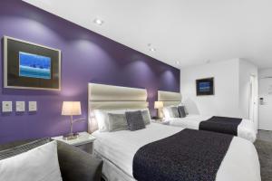Uma cama ou camas num quarto em Tides Hotel