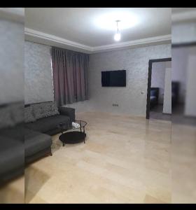 sala de estar con sofá y TV de pantalla plana en ايربان بلاص en Casablanca