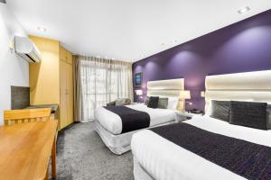 Uma cama ou camas num quarto em Tides Hotel