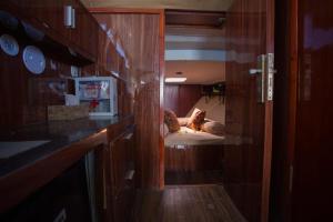 un perro acostado en una cama en una habitación en Queen Ruizi Private Yacht en Pesanggaran