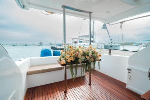 łódź z ławką z kwiatami na pokładzie w obiekcie Queen Ruizi Private Yacht w mieście Pesanggaran
