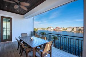 een eettafel op een balkon met uitzicht op het water bij Destination in Destin