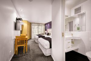 Tides Hotel客房内的一张或多张床位
