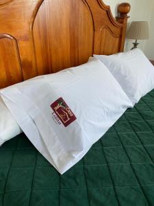 ein Bett mit einer weißen Decke darüber in der Unterkunft Casa Lolita in Xilitla
