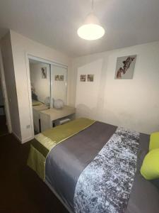 een slaapkamer met een bed en een spiegel bij Lovely double room with private bathroom and Double room with shared toilet & PARKING FREE in Edinburgh