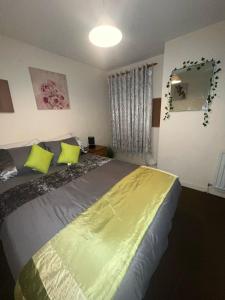 Postel nebo postele na pokoji v ubytování Lovely double room with private bathroom and Double room with shared toilet & PARKING FREE
