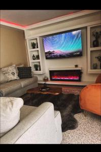 En tv och/eller ett underhållningssystem på The Olive House PR