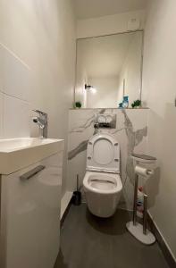 a bathroom with a white toilet and a sink at PRADO PLAGE DAVID - MARINA OLYMPIQUE JO 2024 - STADE VELODROME - PARC BORELY - LA CORNICHE- CLUB NAUTIQUE - appartement situé à 800m de JO 2024 et à 10m de plage -Luxury apartment by the Sea in Marseille