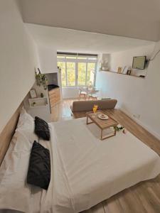 ein Schlafzimmer mit einem großen Bett und ein Wohnzimmer in der Unterkunft Pineda apartamento de playa in La Pineda