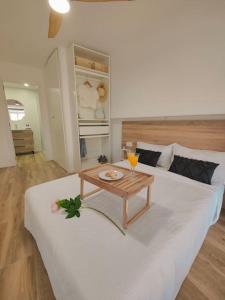 ein Wohnzimmer mit einem weißen Sofa und einem Tisch in der Unterkunft Pineda apartamento de playa in La Pineda