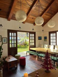 una sala de estar con una gran mesa de madera y luces colgantes en BALÉ en Malabañas