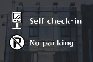 un cartello che dice check-in automatico senza parcheggio di U STAY MyeongDong a Seul