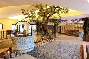 A garden outside BV Grand Hotel Assisi