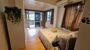 Habitación pequeña con cama y ventana en Loverly 3 Bedroom rental pool outdoor area en Suva