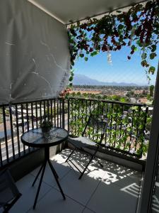 a balcony with a table and a view at DEPTO cercano a HHRR, calefacción en living y piezas, estacionamiento privado, cercano a carretera paramericana 5 y safari de Rancagua,wifi in Rancagua