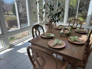 Fotografie z fotogalerie ubytování Tara Retreat: Family-Friendly Oasis with Pool, Tennis & Serene Ambiance in Potomac v destinaci Potomac