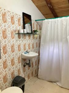Vonios kambarys apgyvendinimo įstaigoje Hostal Be Cycle - Arví