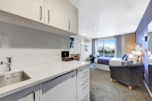 Tides Hotel的厨房或小厨房