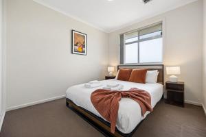 The Charming Living 3BR Townhouse Perfect Vacation tesisinde bir odada yatak veya yataklar