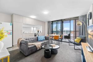 阿德莱德Amazing CBD 2BR Apt - Walkable & Wi-Fi & Charm的带沙发和桌子的客厅