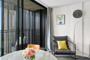 Amazing CBD 2BR Apt - Walkable & Wi-Fi & Charm的休息区