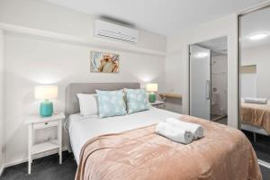 阿德莱德Amazing CBD 2BR Apt - Walkable & Wi-Fi & Charm的带一张大床和一面镜子的卧室
