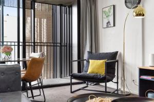 Amazing CBD 2BR Apt - Walkable & Wi-Fi & Charm的休息区