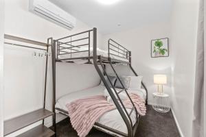 Amazing CBD 2BR Apt - Walkable & Wi-Fi & Charm客房内的一张或多张床位