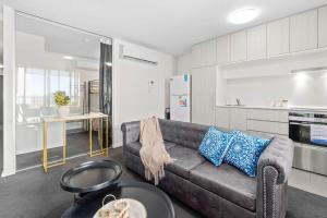 阿德莱德Amazing CBD 2BR Apt - Walkable & Wi-Fi & Charm的带沙发的客厅和厨房 更多19张照片