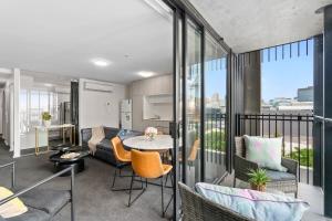 阿德莱德Amazing CBD 2BR Apt - Walkable & Wi-Fi & Charm的带沙发和桌子的客厅