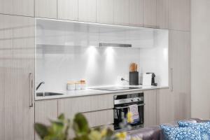Amazing CBD 2BR Apt - Walkable & Wi-Fi & Charm的厨房或小厨房