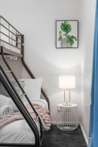 Amazing CBD 2BR Apt - Walkable & Wi-Fi & Charm客房内的一张或多张床位
