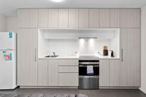 Amazing CBD 2BR Apt - Walkable & Wi-Fi & Charm的厨房或小厨房